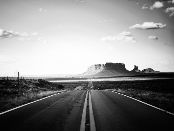 沙漠中宽阔道路的灰度照片图片下载