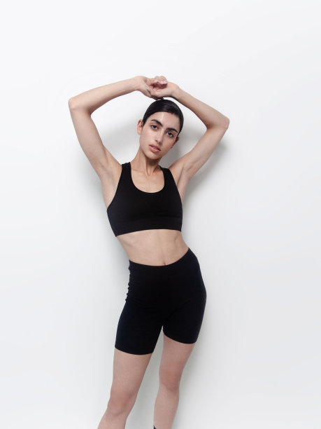 年轻美丽苗条的女人穿着黑色运动服健康的生活方式概念健身房锻炼瑜伽普拉提等时尚模特工作室画像在白色背景图片下载