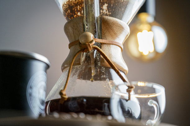 倒过的杯子里有热咖啡的照片图片下载