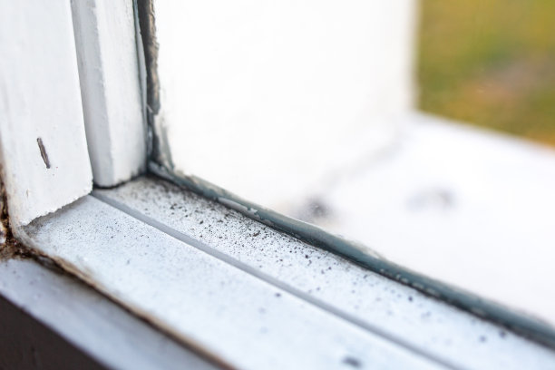 肮脏的灰尘堆积在窗框里图片下载