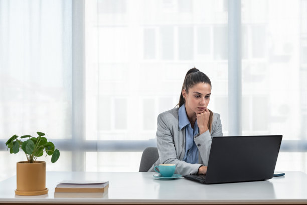 年轻女性卫生保健工作者、心理学家和心理治疗师在网络会议视频电话上讨论如何在日常生活中减少压力和焦虑。女专家远程医疗。图片下载