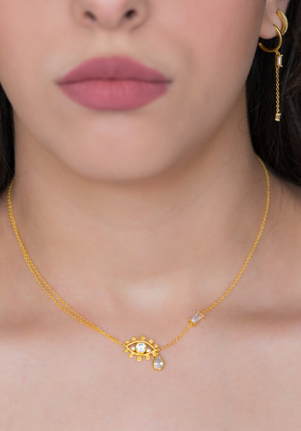 戴着金项链和金耳环的年轻女子。美丽的情人节礼物。图片下载