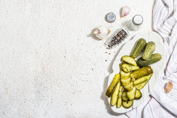 腌制黄瓜冬季有机食品。一罐自制的小黄瓜，干净的饮食，素食的概念图片下载