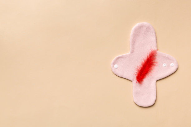 一套色彩鲜艳可重复使用的月经垫。零浪费妇女时期概念顶视图与复制空间图片下载