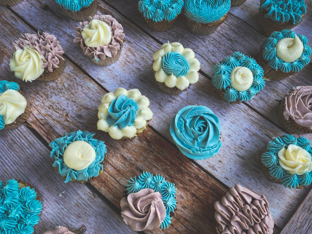 木桌上的纸杯蛋糕。图片下载