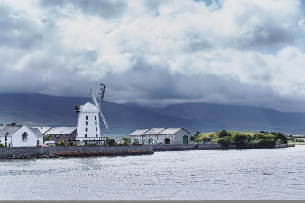 爱尔兰克里郡丁格尔半岛上的Blennerville风车的风景图片下载