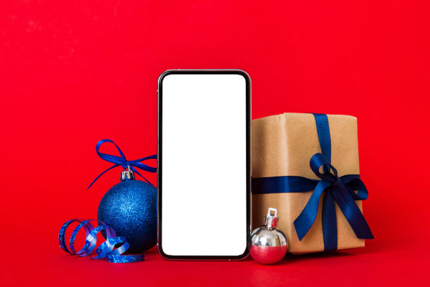 数字手机模拟与乡村圣诞装饰的应用程序演示与空白空间为您设计。圣诞网购概念。彩色背景上有复制空间的写字板图片下载