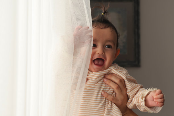 小女孩和她的妈妈玩图片下载