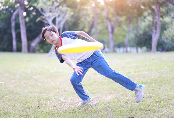 小男孩在公园里玩飞盘图片下载