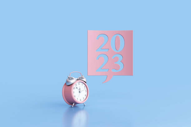 红色闹钟和红色语音泡泡，蓝色背景是2023图片下载