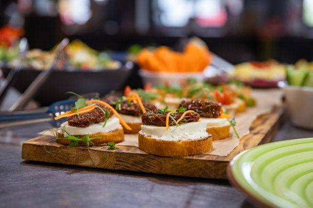 假日宴会桌，提供点心和各种小吃。欧洲食物。餐饮。图片下载