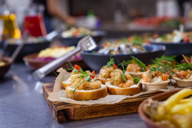 假日宴会桌，提供点心和各种小吃。欧洲食物。餐饮。图片下载