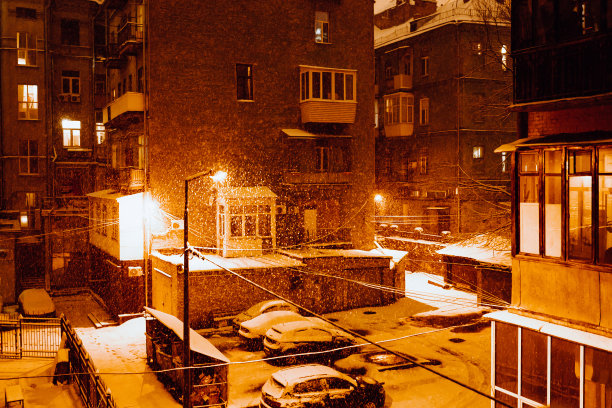 夜城庭院的冬景图片下载