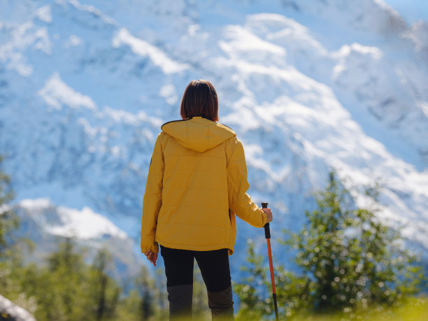 途经伊尔基斯山谷、阿尔克什、卡拉切-切尔克西亚、北高加索图片下载
