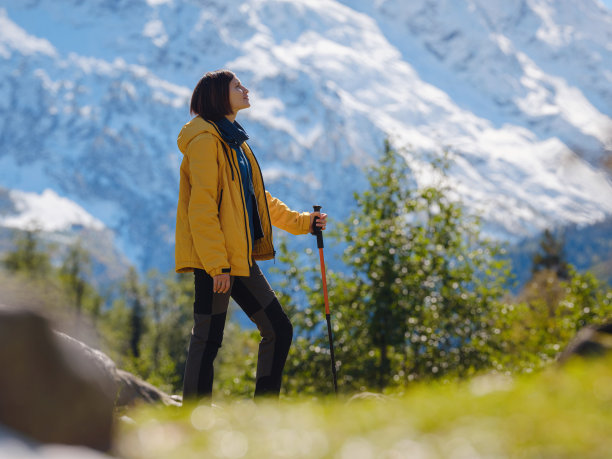 途经伊尔基斯山谷、阿尔克什、卡拉切-切尔克西亚、北高加索图片下载