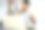 在家使用笔记本电脑工作的男子颈部疼痛图片下载