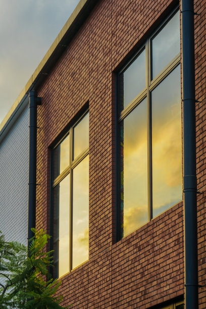 外墙和窗户是砖砌的图片下载