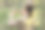 夏天，身着制服的女生物学家在国家公园用数码平板照相，背面，选择性聚焦。图片下载
