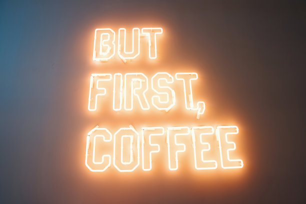 霓虹灯概念文字在光墙上发光的字母图片下载