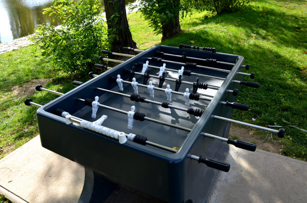 公园里吸引年轻桌式足球运动员的地方。位于海边的城市家具。塑料耐用表带拉图控制。图片下载