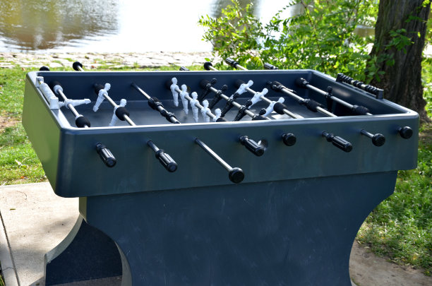 公园里吸引年轻桌式足球运动员的地方。位于海边的城市家具。塑料耐用表带拉图控制。图片下载