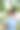 亚洲男子在公园里用手抱着小女孩图片下载
