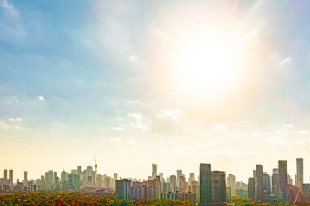 秋天黄昏的市中心和罗斯戴尔，加拿大多伦多图片下载