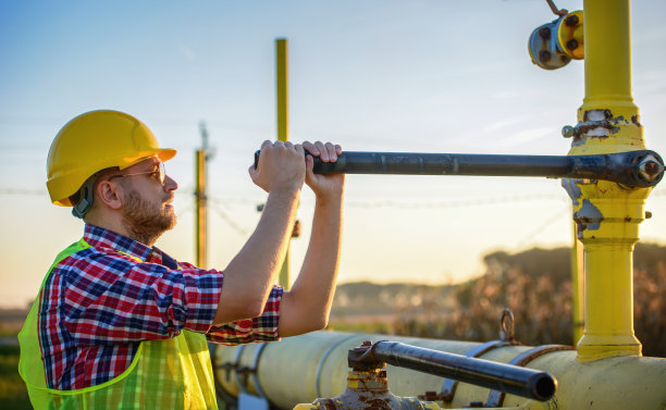工人检查燃料供应系统上的阀门。产业的概念图片下载