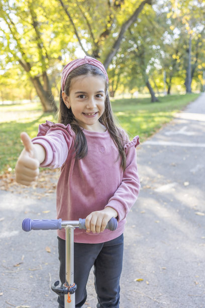 一个骑摩托车的女孩图片下载