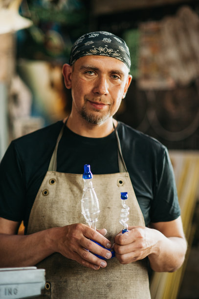 吹制玻璃车间。燃烧器。霓虹灯管的生产图片下载