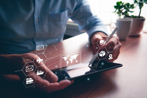 男子使用带有触控笔的便携式触控设备。物流和供应链图标和说明性概念图片下载