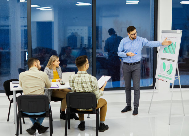 青年企业家会议办公室团队小组白板演示研讨会男子企业家创业项目构想图片下载