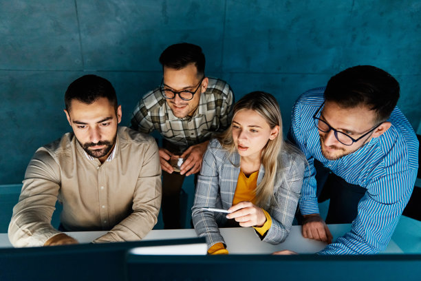 商务会议办公室年轻的深夜电脑显示器晚上商业团队合作办公室工作期限商人女商人图片下载