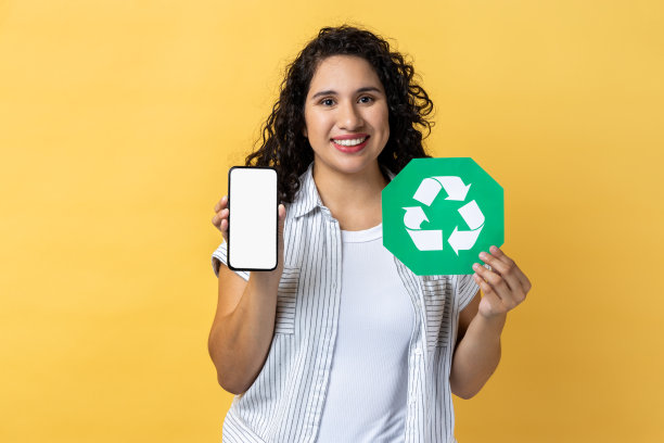 女人展示绿色回收标志和带广告位的智能手机图片下载