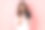 高兴的小女孩展示了黑空白屏幕的智能手机，用手指指着显示屏。图片下载