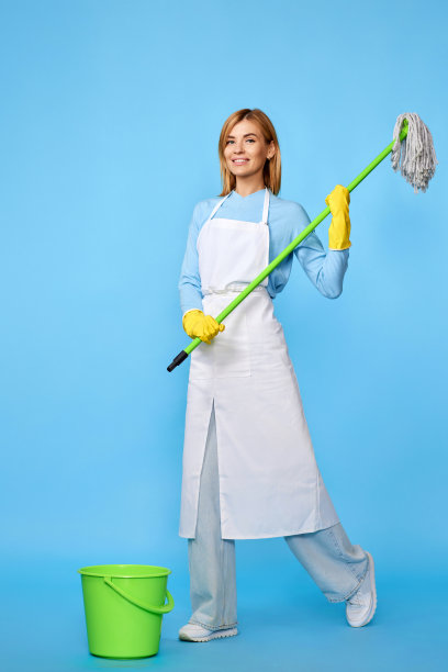 戴着橡胶手套和围裙的妇女用拖把擦洗地板图片下载