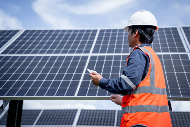 技术人员正在检查太阳能发电厂设备的运行情况，以便发电能满负荷运转。节约世界能源的替代能源图片下载