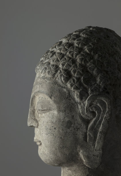 白色背景上的石佛头侧面特写图片下载