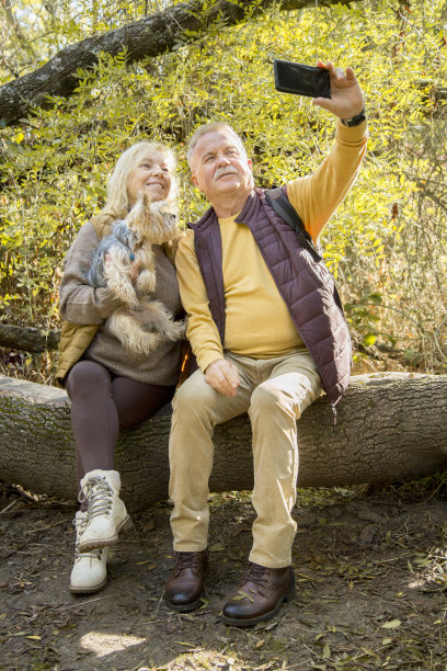 一家人坐在森林里自拍的垂直照片图片下载
