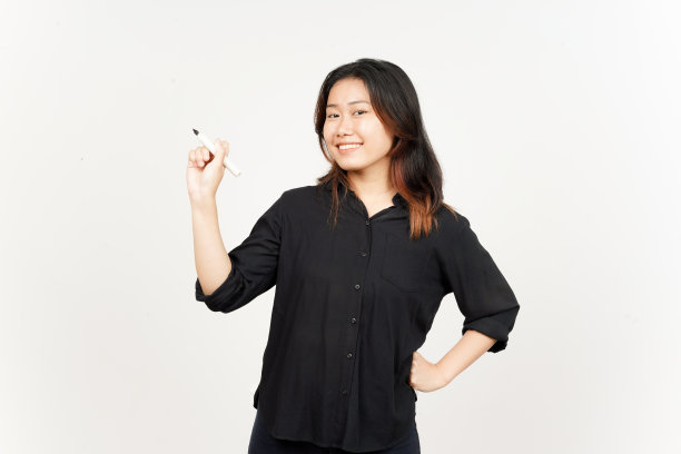 手持马克笔的《孤立在白色背景上的美丽亚洲女人》教学理念图片下载