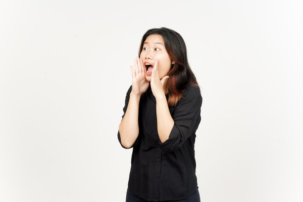 公告用手捂住美丽的亚洲妇女的嘴孤立在白色背景图片下载