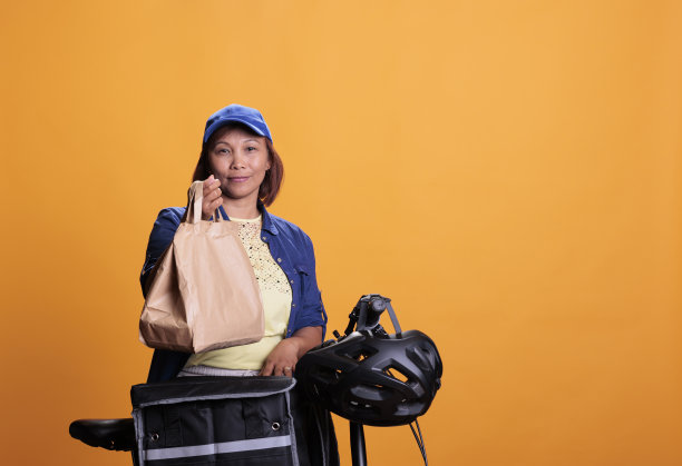 外卖送餐员穿着餐厅制服送餐图片下载