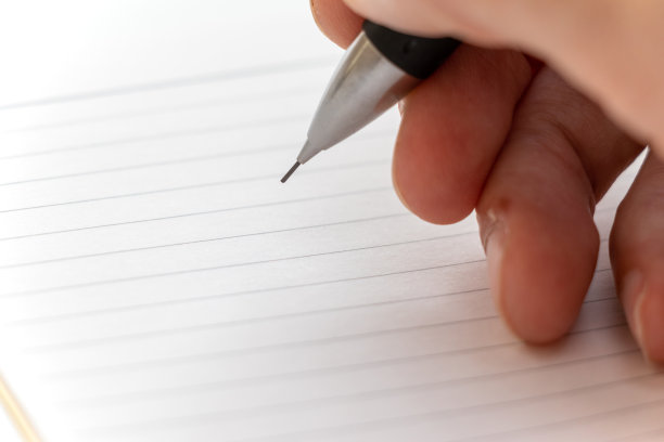 用机械铅笔在笔记本上做笔记图片下载