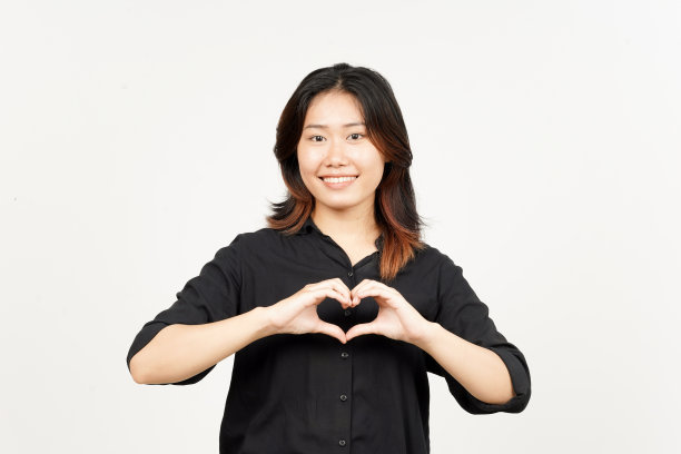 美丽的亚洲女子在白色背景下展示爱的符号图片下载