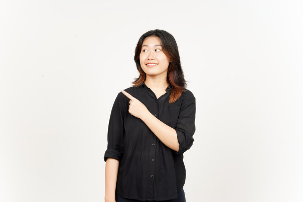 白色背景上孤立的美丽亚洲女人的产品和指向的一面图片下载