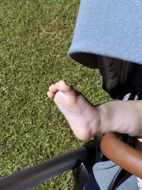 婴儿的脚在婴儿车的特写图片下载