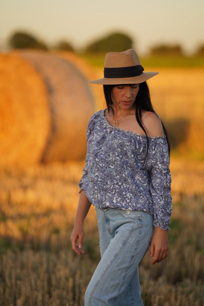 这位迷人的模特摆出挑衅的姿势，露出裸露的肩膀，明显没有看向镜头。图片下载