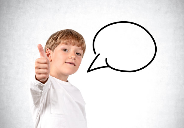 穿着便装的年轻学生竖起大拇指图片下载