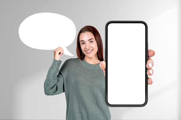 女商人手持智能手机，有复制空间和空的语音气泡图片下载