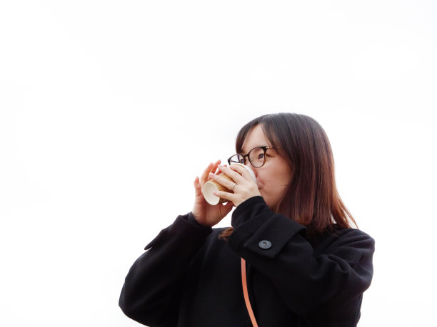 在户外喝热咖啡的美丽日本女人图片下载